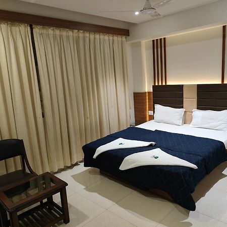 Hotel Sahyog & Rooms Σουράτ Εξωτερικό φωτογραφία