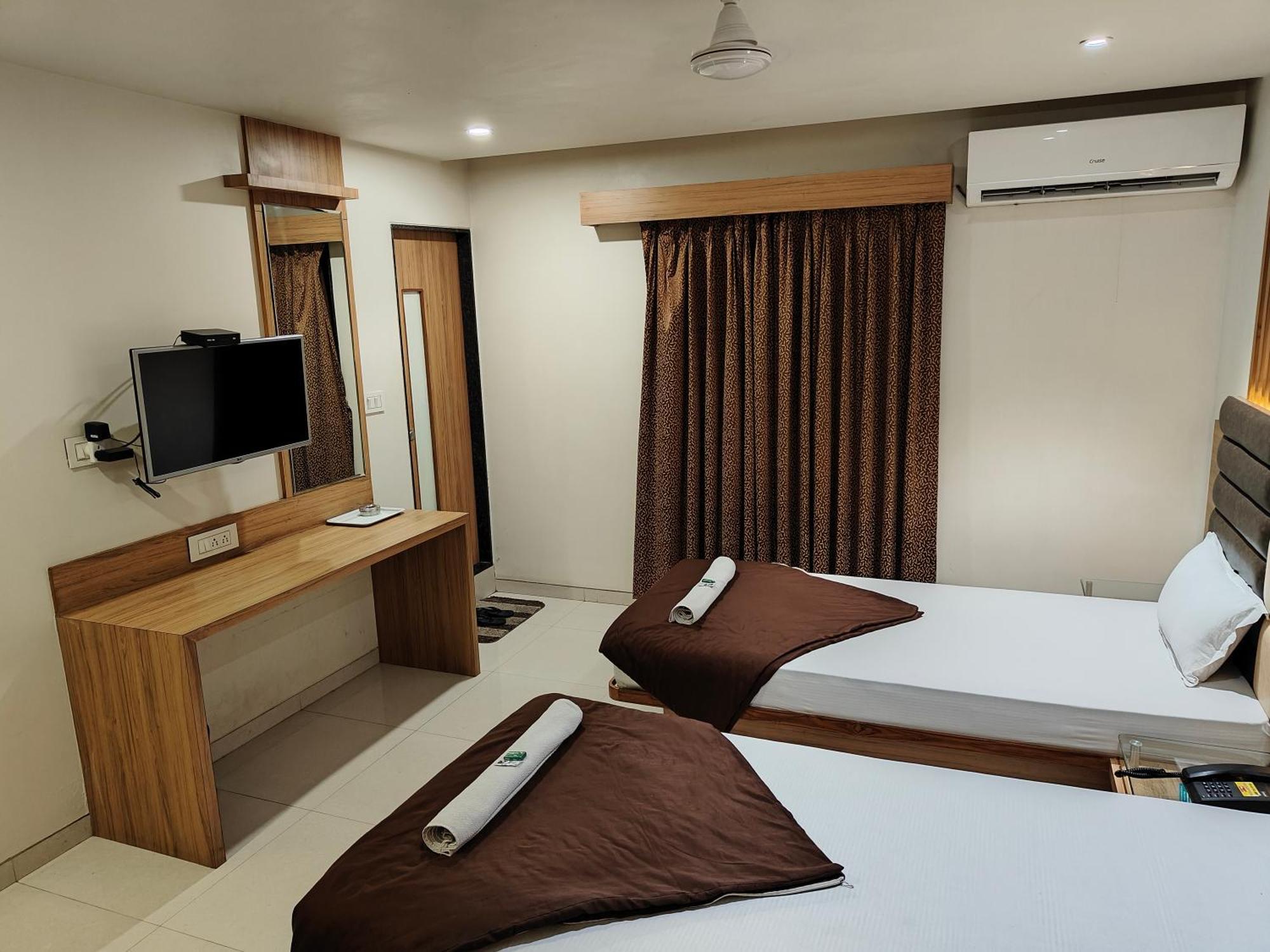 Hotel Sahyog & Rooms Σουράτ Εξωτερικό φωτογραφία