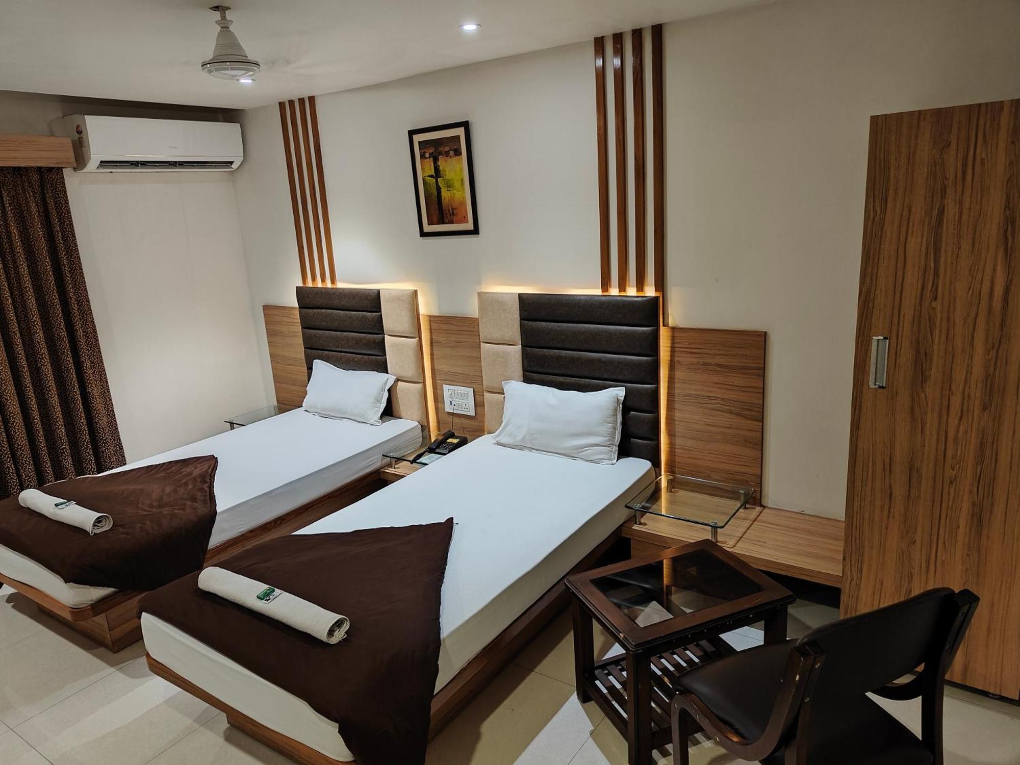 Hotel Sahyog & Rooms Σουράτ Εξωτερικό φωτογραφία