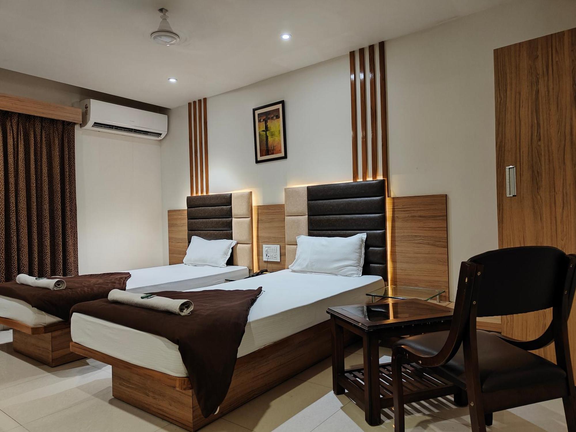 Hotel Sahyog & Rooms Σουράτ Εξωτερικό φωτογραφία