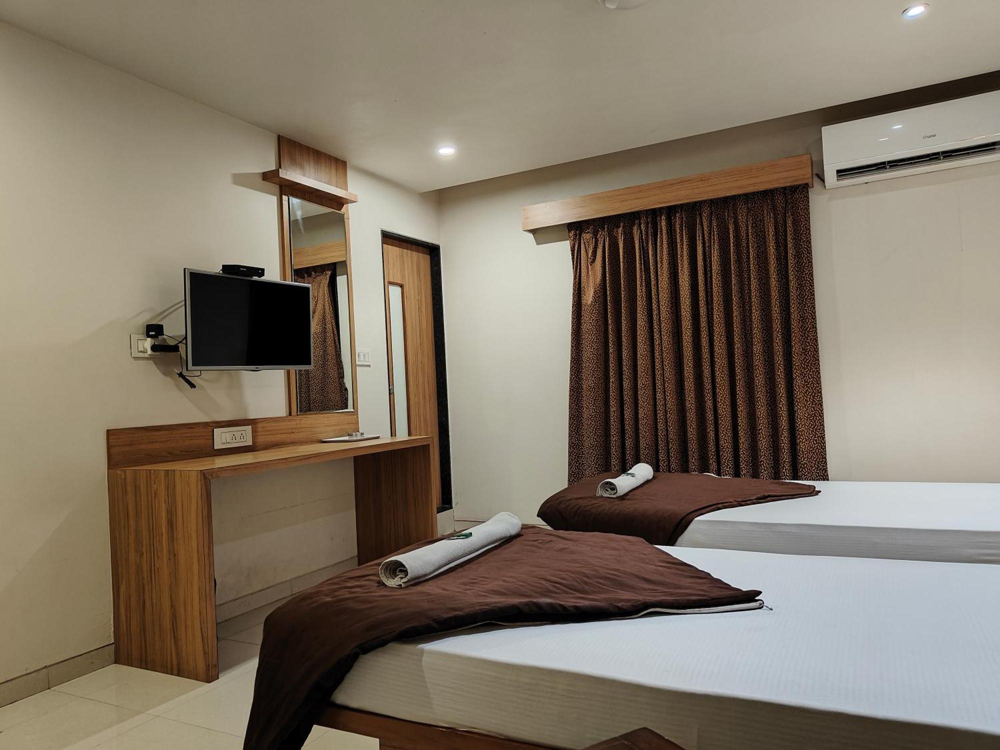 Hotel Sahyog & Rooms Σουράτ Εξωτερικό φωτογραφία