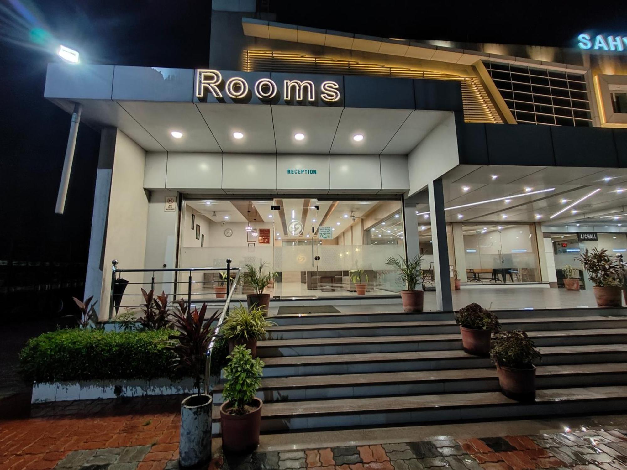 Hotel Sahyog & Rooms Σουράτ Εξωτερικό φωτογραφία