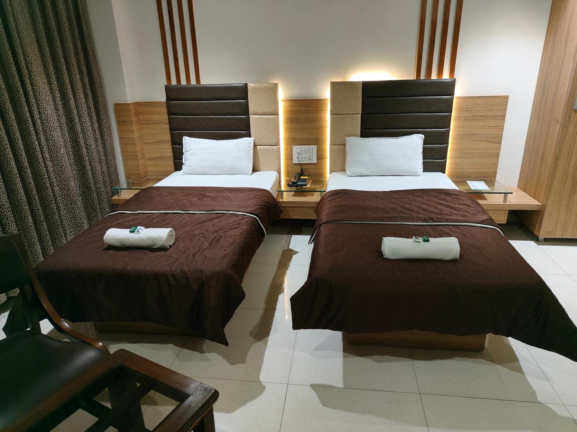 Hotel Sahyog & Rooms Σουράτ Εξωτερικό φωτογραφία
