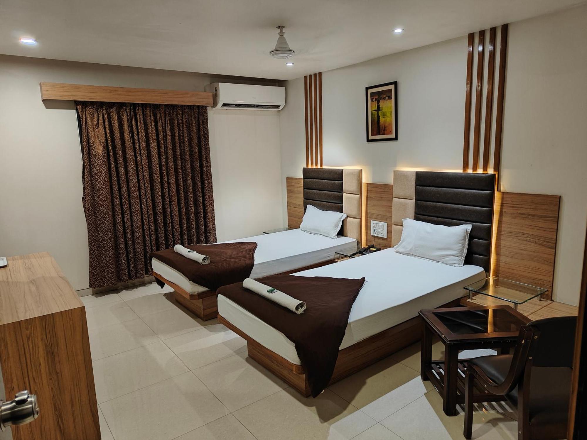 Hotel Sahyog & Rooms Σουράτ Εξωτερικό φωτογραφία