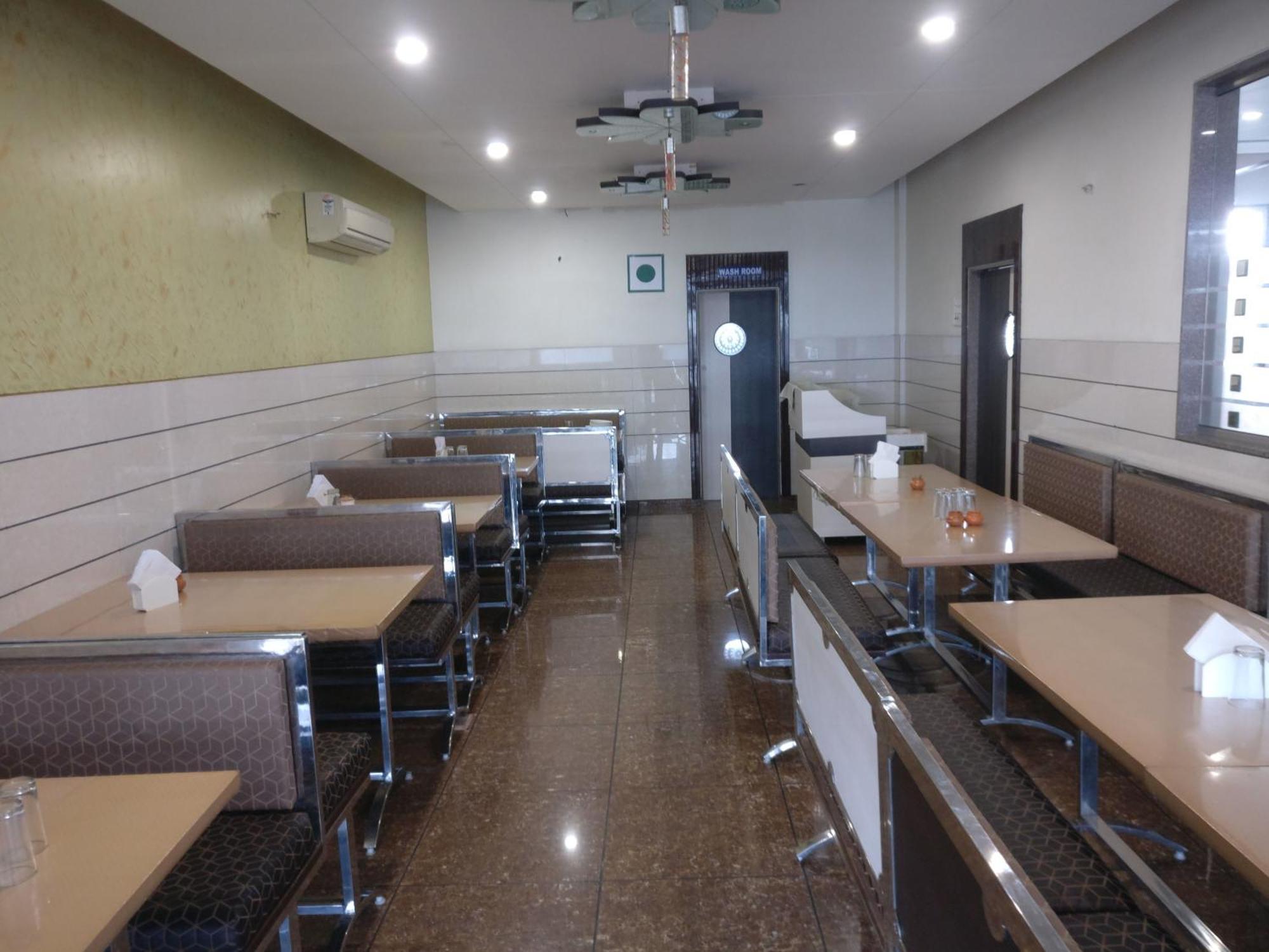 Hotel Sahyog & Rooms Σουράτ Εξωτερικό φωτογραφία